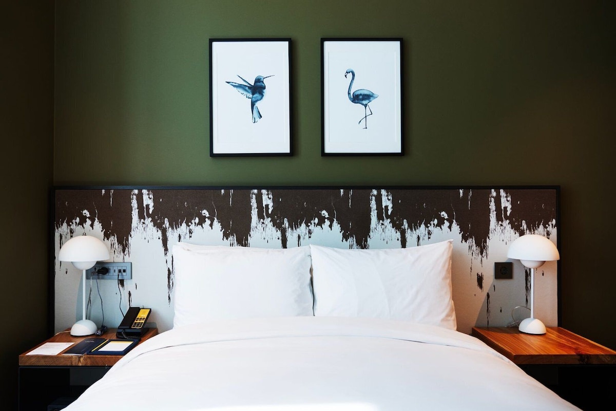 Deluxe Room, 1 Queen Bed, Accessible | Down comforters, minibar (free items), in-room safe, blackout drapes