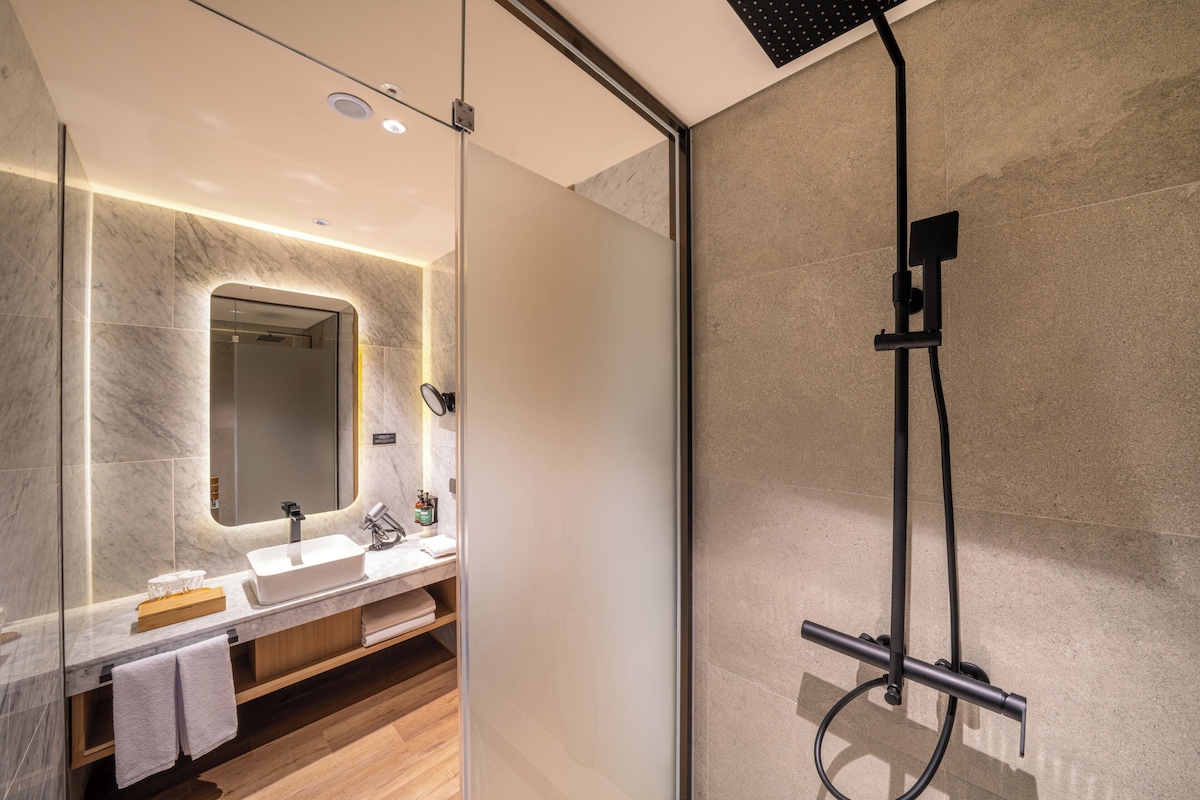 Royal Suite, 2 Bedrooms | Down comforters, minibar (free items), in-room safe, blackout drapes
