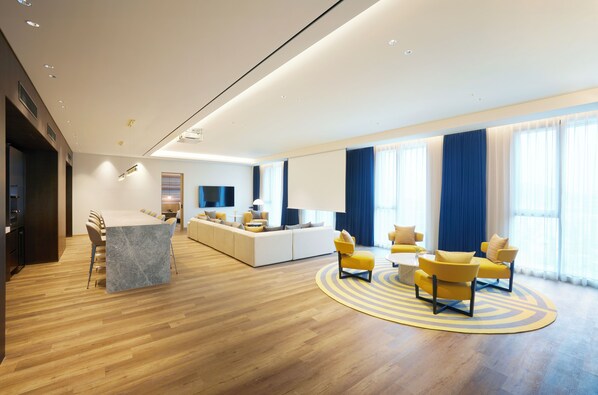 Suite presidencial, 1 cama de matrimonio grande | 1 dormitorio, minibar con artículos gratuitos, caja fuerte