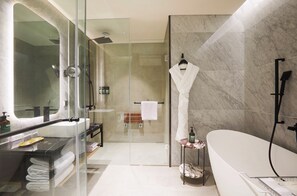 Suite, 1 habitación (Sofa Bed) | Baño | Artículos de higiene personal ecológicos, secador de pelo y albornoces