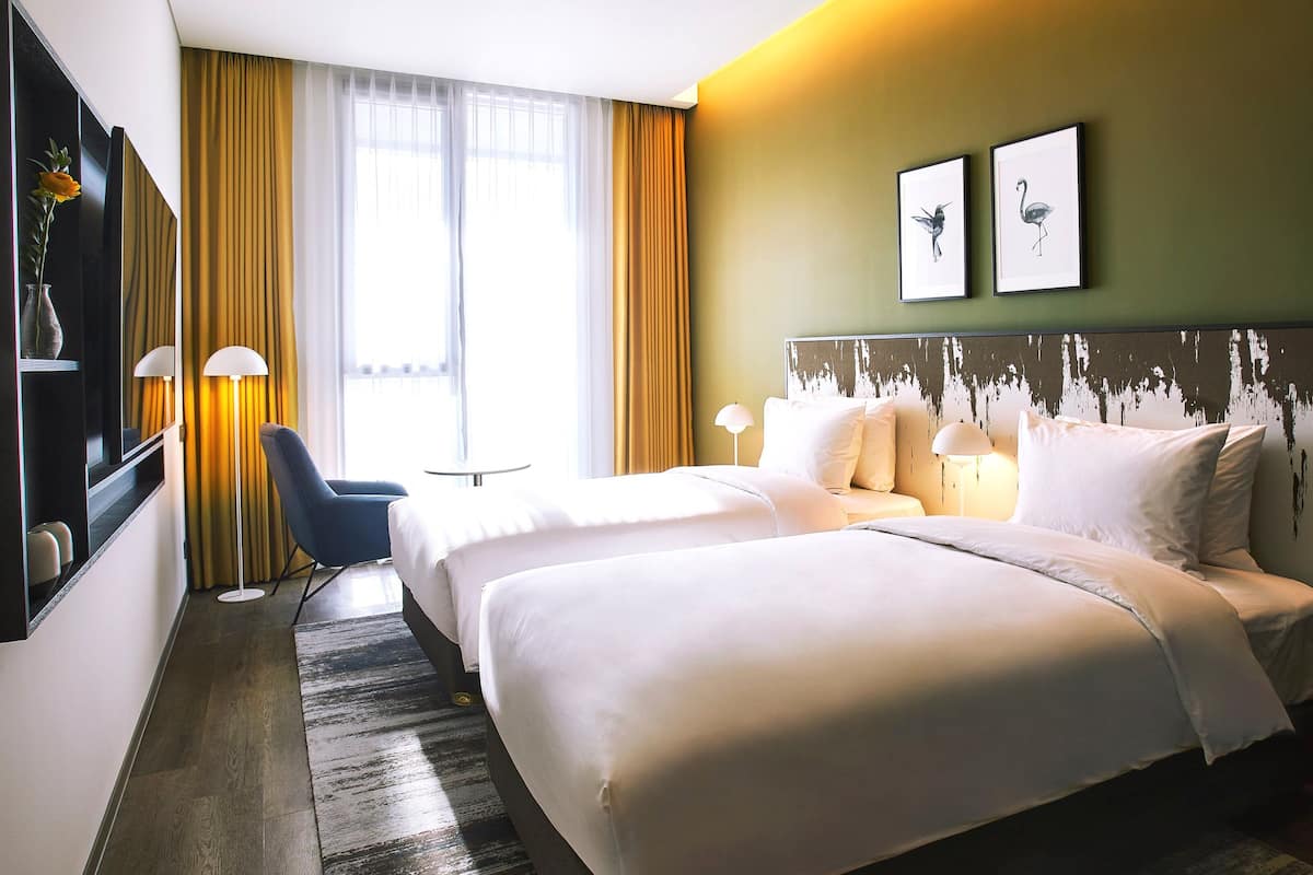 Deluxe-Zimmer, 2 Einzelbetten | 1 Schlafzimmer, kostenlose Minibar, Zimmersafe, Verdunkelungsvorhänge