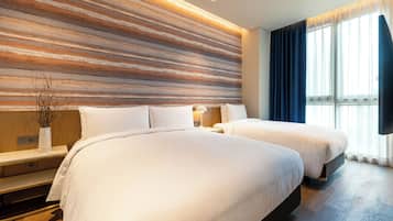 Minibar con artículos gratuitos y caja de seguridad en la habitación