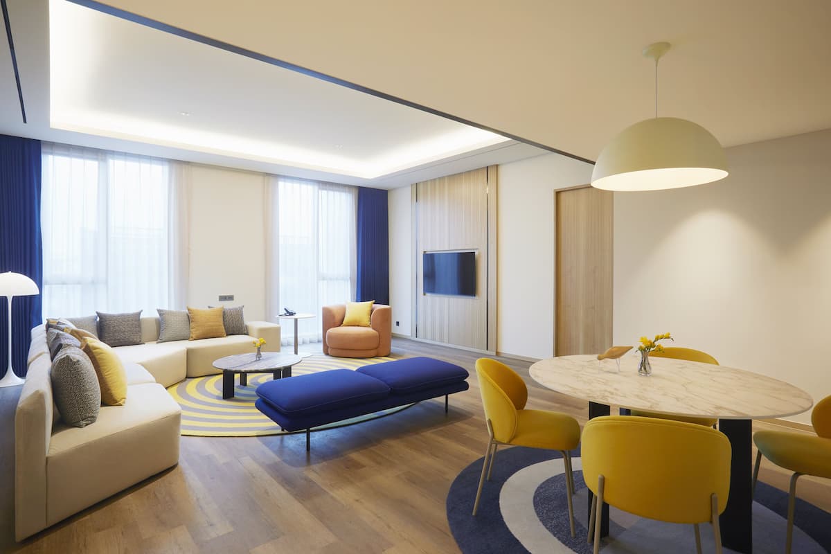 Grand-Suite, 1 King-Bett | 1 Schlafzimmer, kostenlose Minibar, Zimmersafe, Verdunkelungsvorhänge