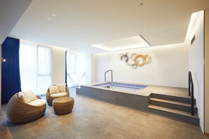 Suite presidencial, 1 cama de matrimonio grande | Zona de estar | Smart TV de 55 pulgadas con canales por cable, Netflix