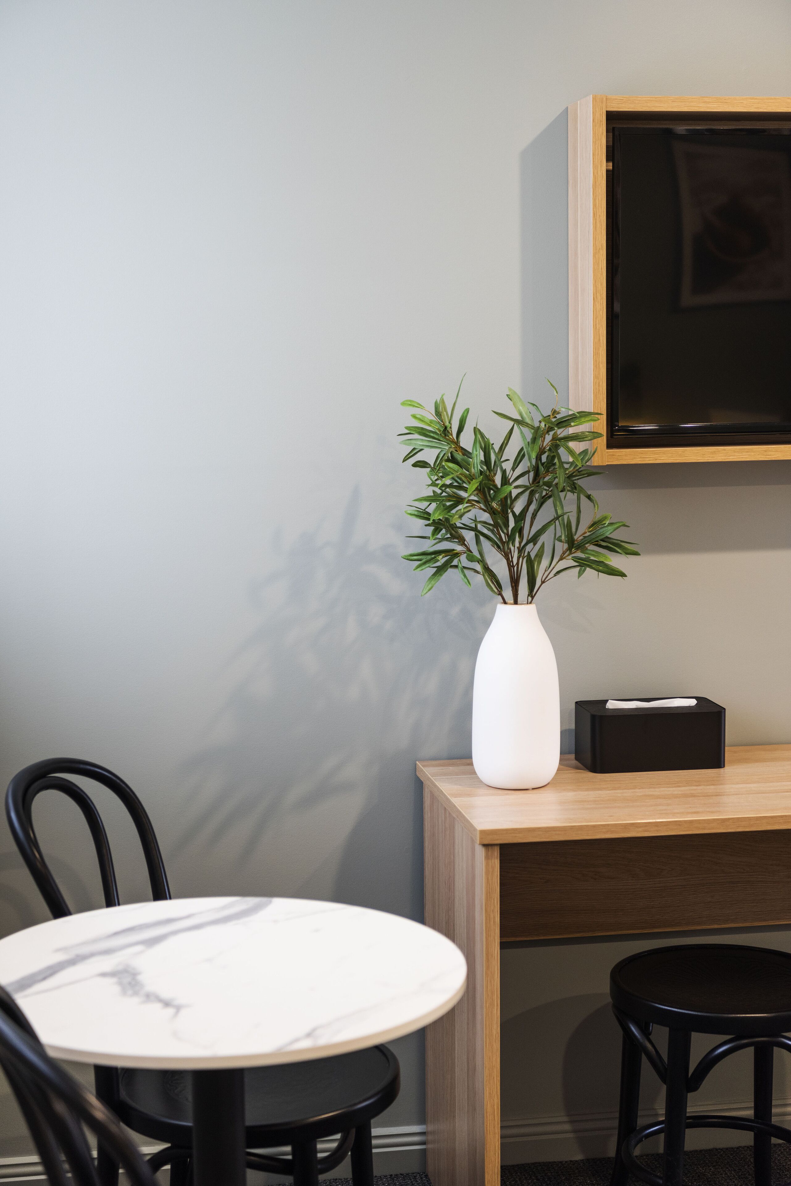 deluxe room, 1 queen bed | desk, laptop workspace, iron/ironing board, free wifi