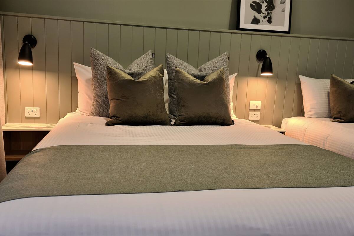 deluxe twin room | desk, laptop workspace, iron/ironing board, free wifi