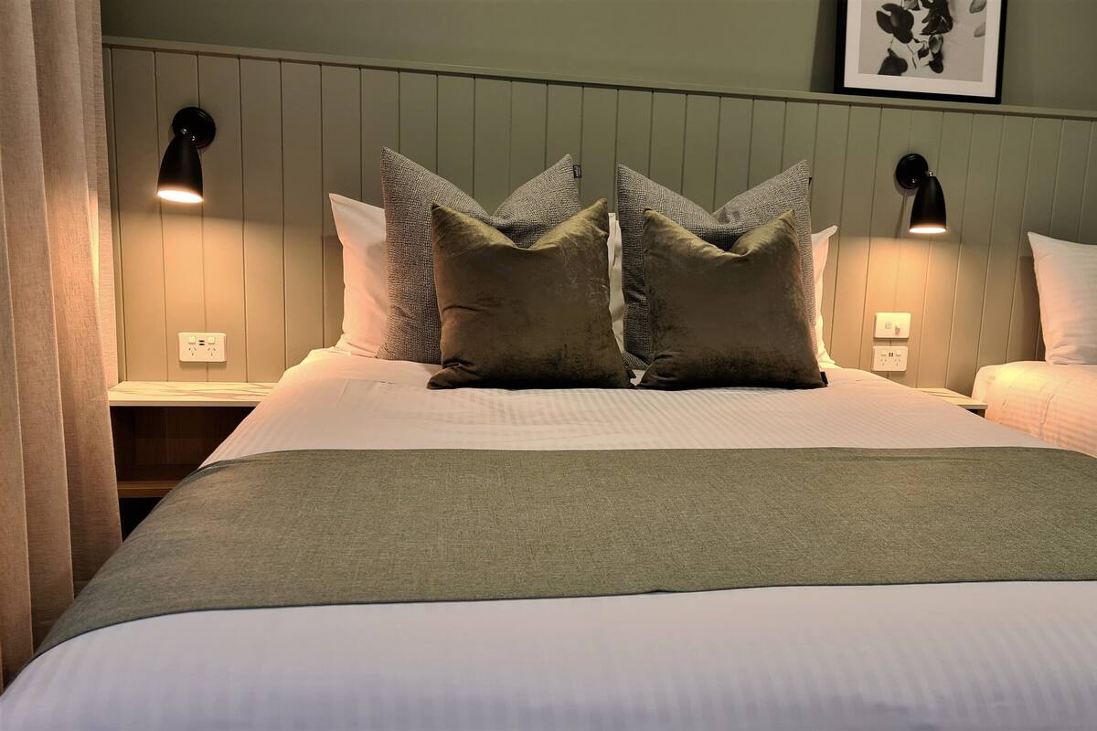 Deluxe-Zweibettzimmer | Schreibtisch, laptopgeeigneter Arbeitsplatz, Bügeleisen/Bügelbrett