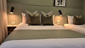 Deluxe-Zweibettzimmer | Schreibtisch, laptopgeeigneter Arbeitsplatz, Bügeleisen/Bügelbrett