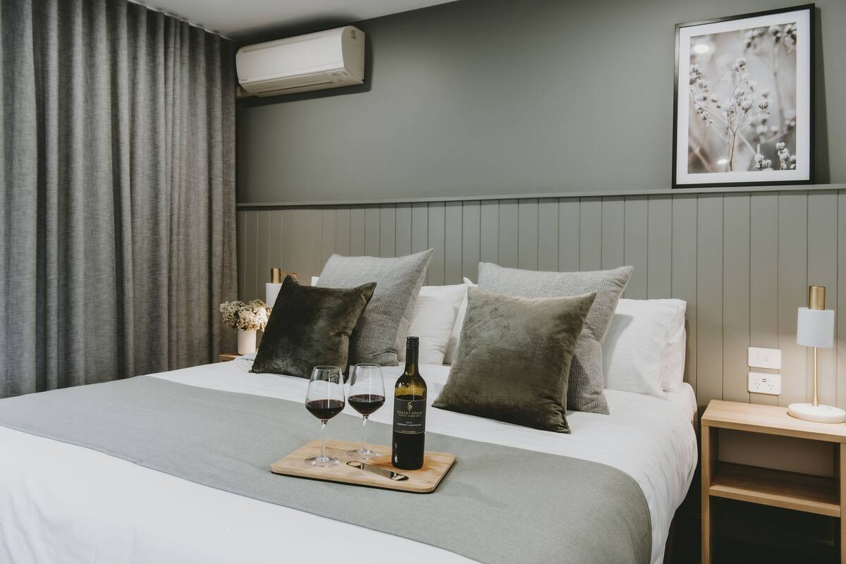 deluxe room | desk, laptop workspace, iron/ironing board, free wifi