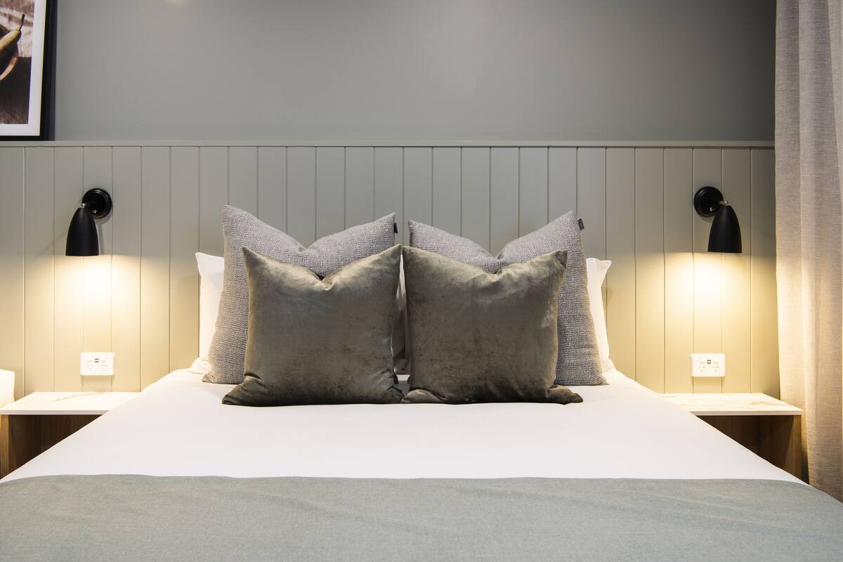 Deluxe-Zimmer, 1 Queen-Bett | Schreibtisch, laptopgeeigneter Arbeitsplatz, Bügeleisen/Bügelbrett