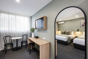 Deluxe-Zweibettzimmer | Schreibtisch, laptopgeeigneter Arbeitsplatz, Bügeleisen/Bügelbrett
