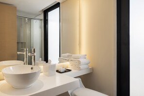 Habitación Premium, 1 cama King size | Baño | Regadera, regadera tipo lluvia, amenidades de baño gratuitas 