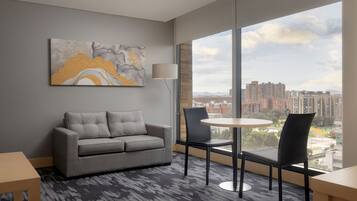 Suíte, 1 quarto | 1 quarto, cofres nos quartos, individualmente mobiliados