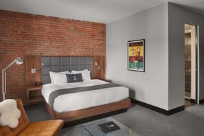 Premium bedding, down comforters, free minibar, individually decorated - St Paul Hotel Wooster (Wooster)