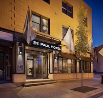 Fachada de la propiedad por la tarde o noche