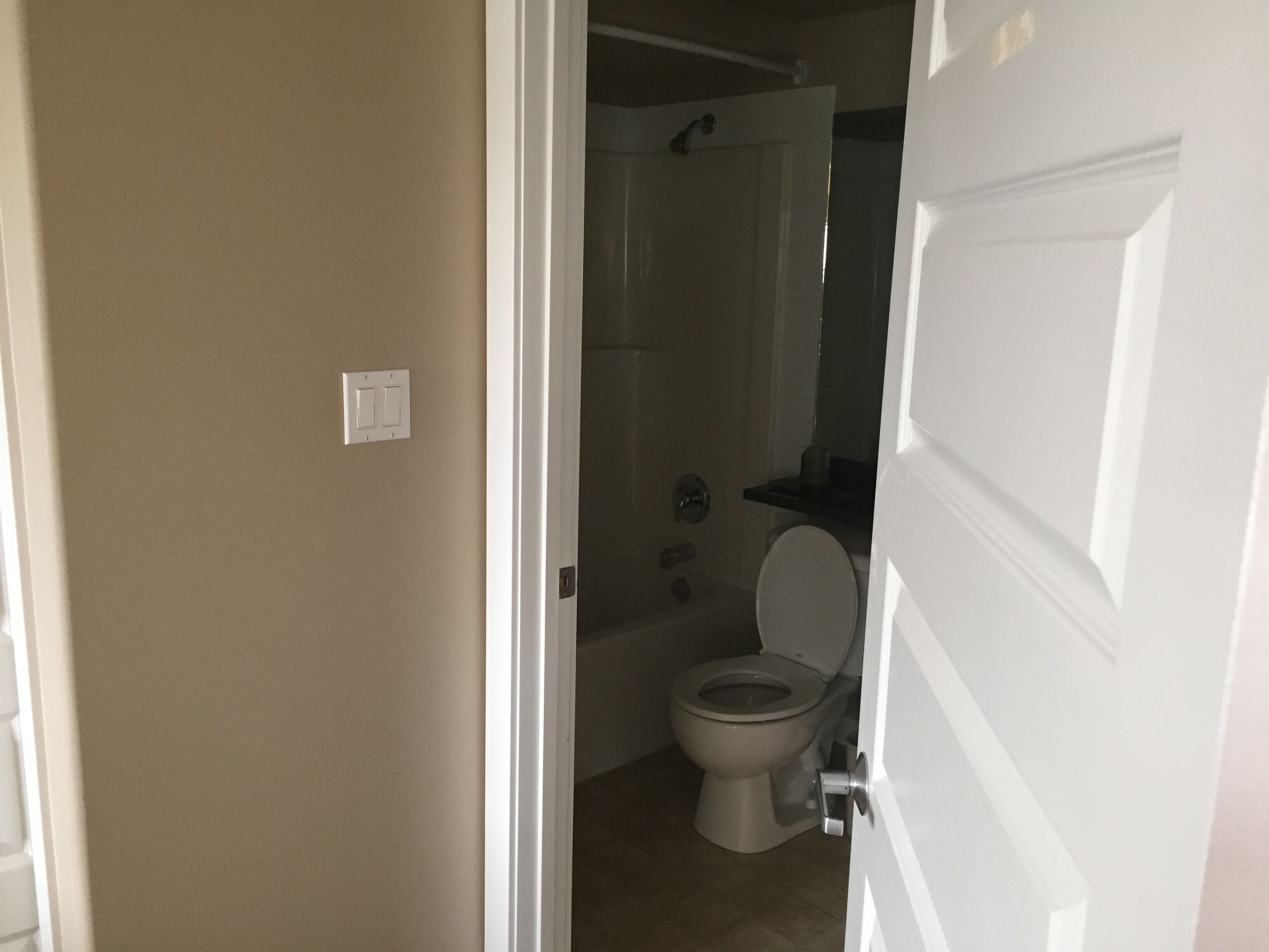 classic suite, 2 bedrooms | bathroom | combined shower/bathtub, towels