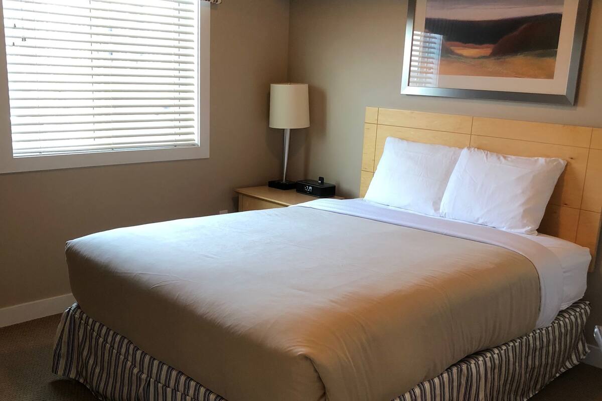 Tabla de planchar con plancha, wifi gratis, despertador y ropa de cama 