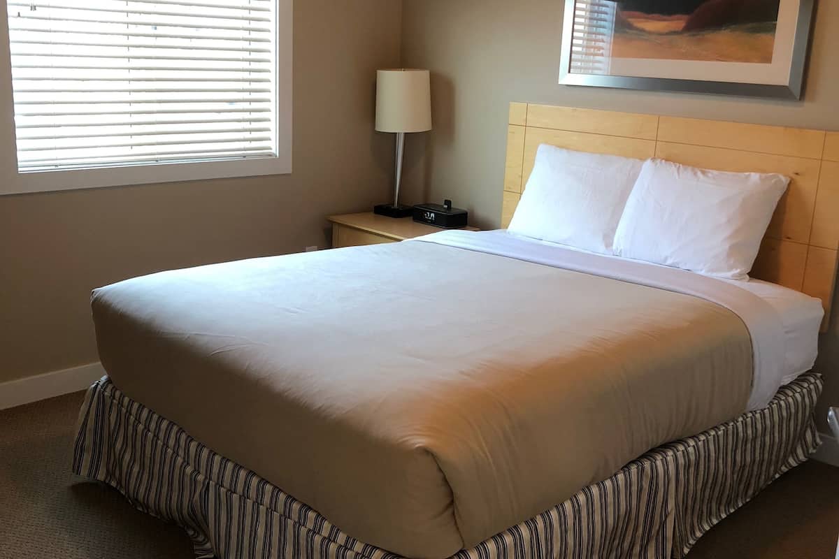 classic suite, 2 bedrooms | iron/ironing board, free wifi, bed sheets, alarm clocks