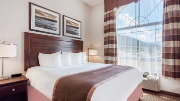 Meja kerja, tirai kedap cahaya, setrika/meja setrika, dan Wi-Fi gratis