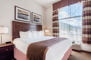 Desk, blackout drapes, iron/ironing board, free WiFi - Ramada by Wyndham Creston (Creston)