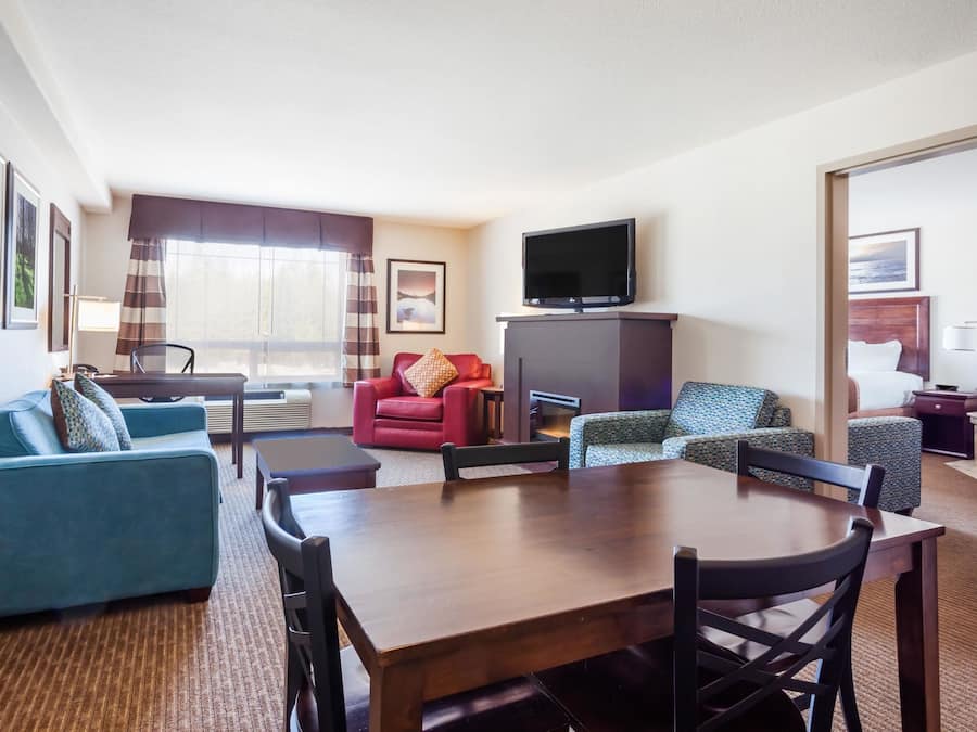 Suite, 1 King-Bett, Nichtraucher, Whirlpool | Schreibtisch, Verdunkelungsvorhänge, Bügeleisen/Bügelbrett