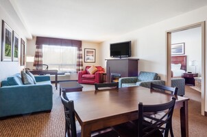 Suite, 1 King Bed, Non Smoking, Jetted Tub | Desk, blackout drapes, iron/ironing board, free WiFi