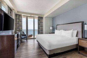 客房內保險箱、書桌、筆電工作空間、熨斗/熨衣板