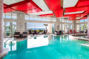 Piscina interna, piscina externa, espreguiçadeiras
