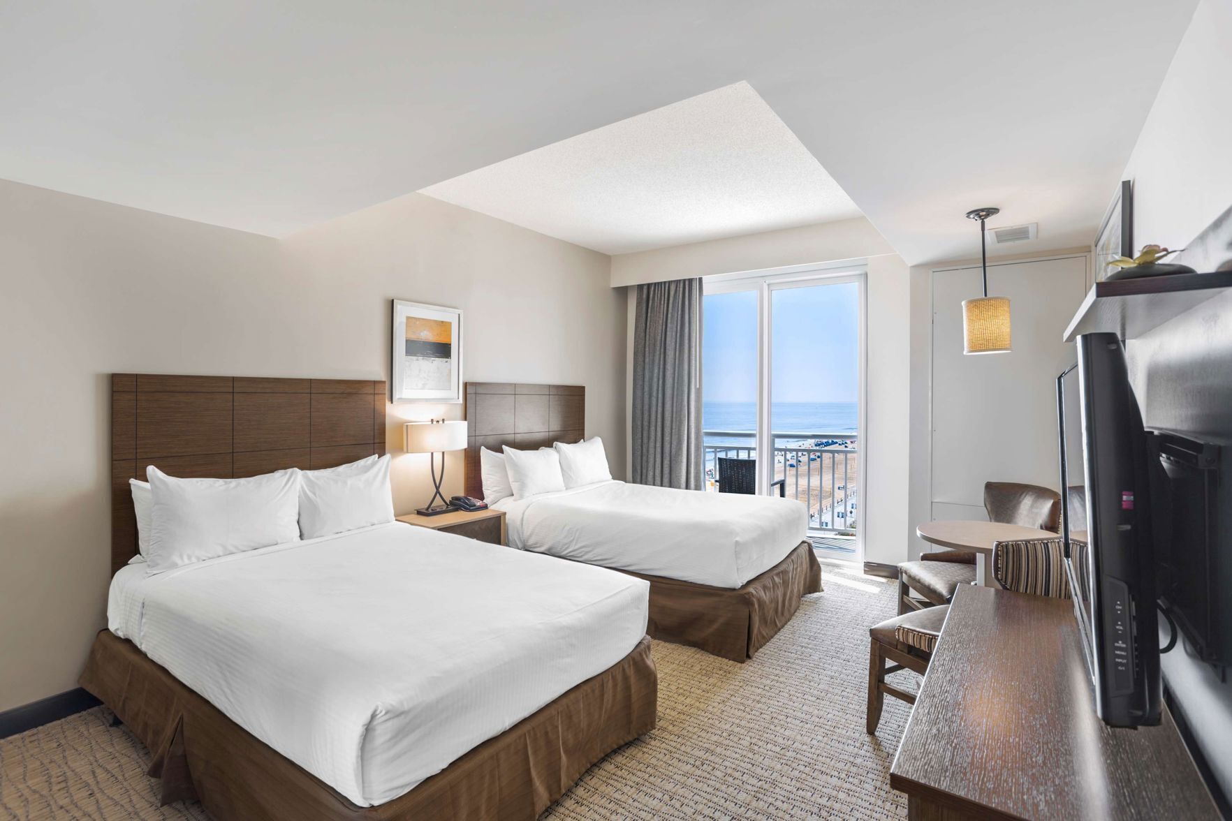 Zimmersafe, Schreibtisch, laptopgeeigneter Arbeitsplatz