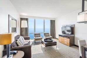 客房內保險箱、書桌、筆電工作空間、熨斗/熨衣板