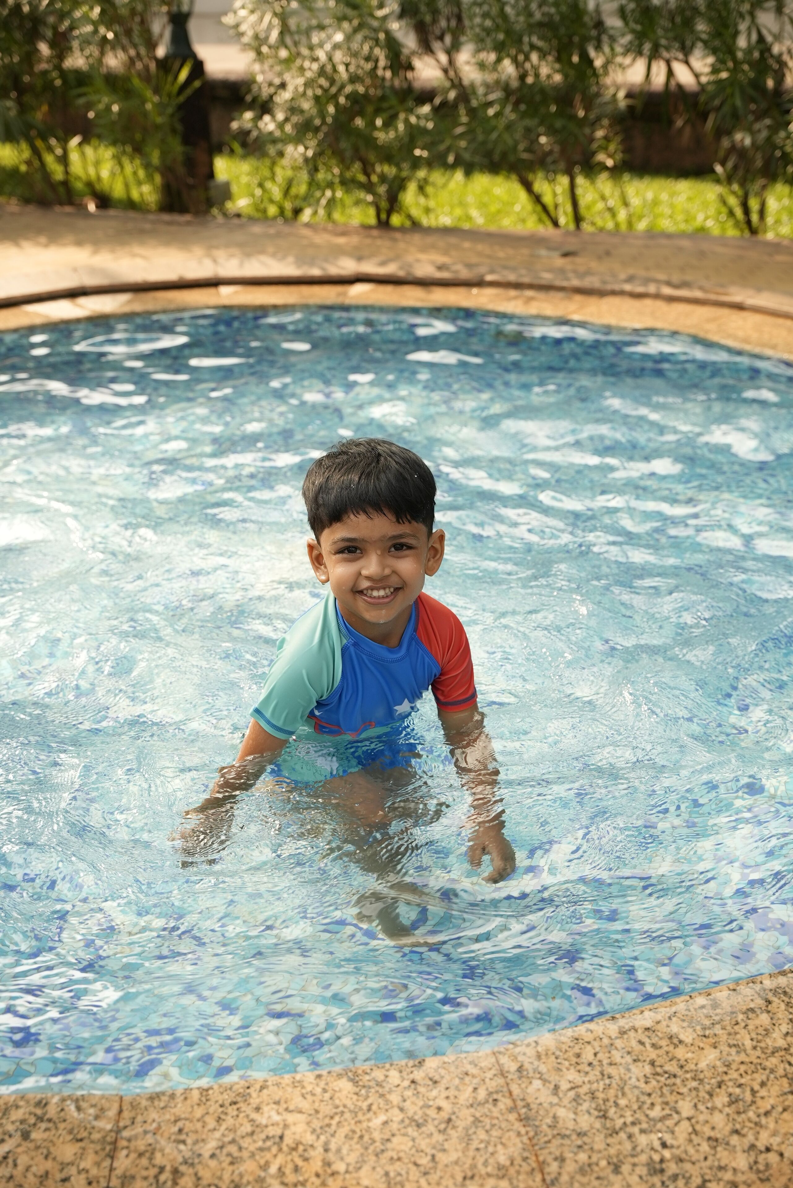 Ulkouima-allas avoinna 8.00–22.00, aurinkovarjoja, aurinkotuoleja