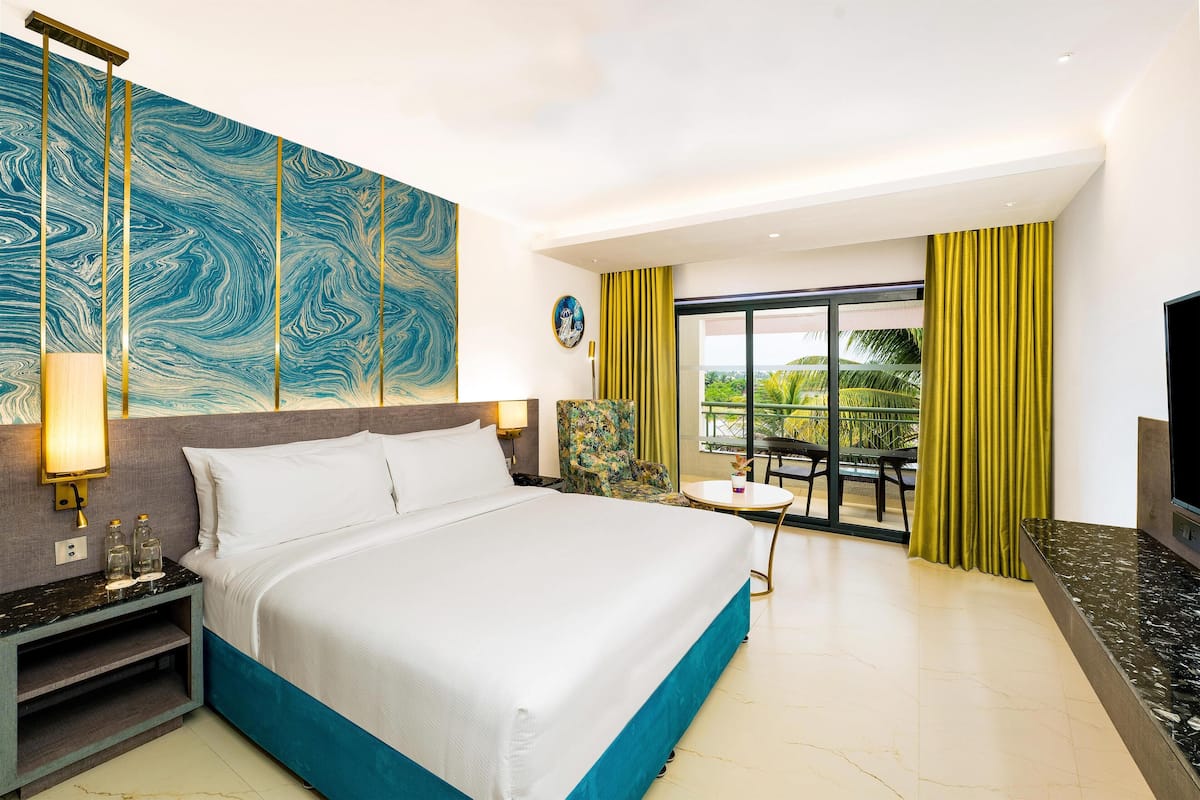 Minibar, in-room safe, desk, laptop workspace