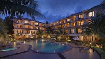 Außenpool, geöffnet von 08:00 Uhr bis 22:00 Uhr, Sonnenschirme