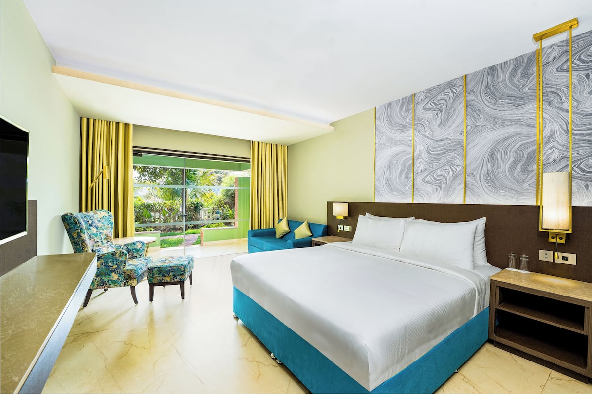 Premium King Garden Access | Minibar, in-room safe, desk, laptop workspace