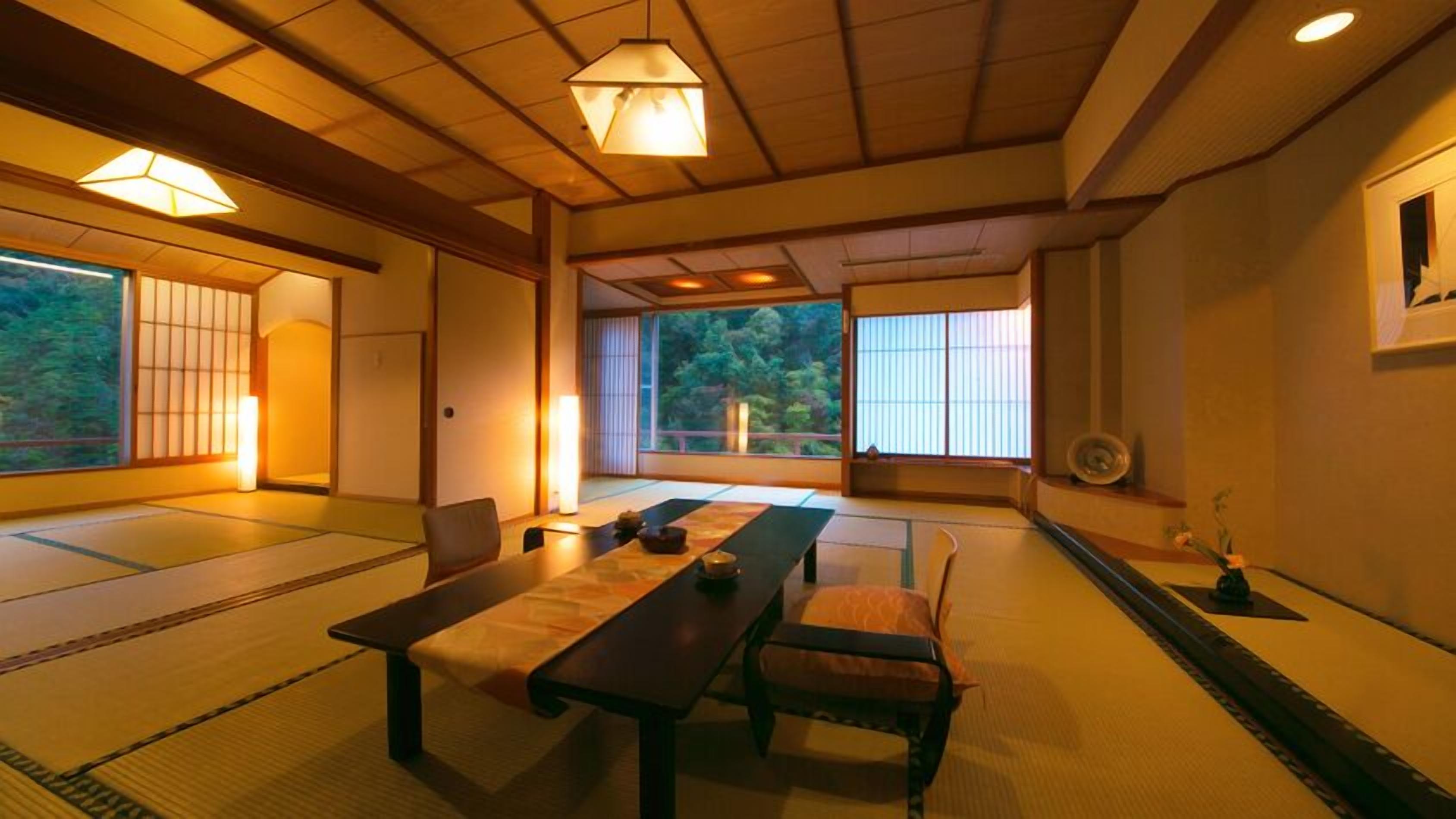 Une pièce de style japonais traditionnel, avec un sol recouvert de tatamis, une table basse et des portes coulissantes.