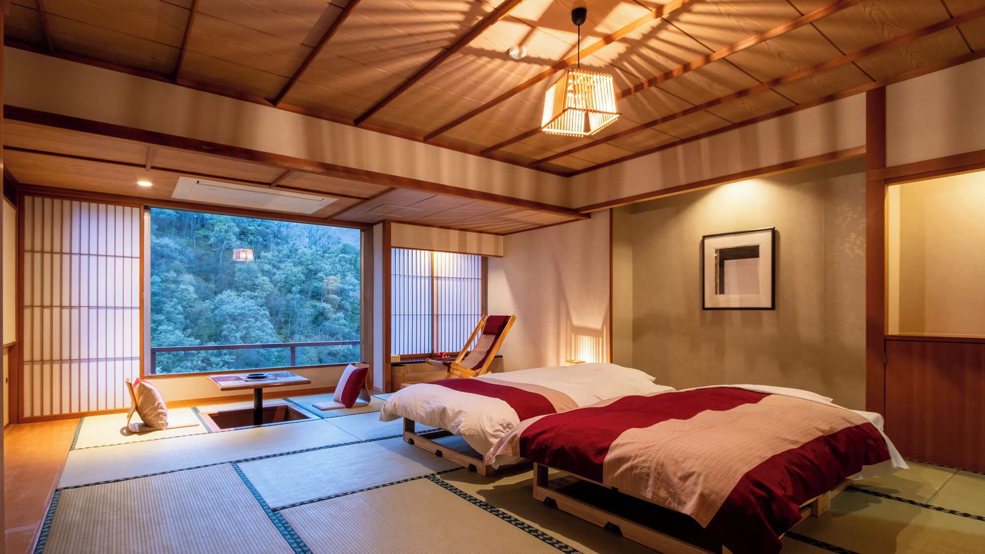 Une pièce de style japonais traditionnel, avec un sol recouvert de tatamis, un futon servant de lit, un plafond en bois et une vue sur une forêt, visible à travers de grandes fenêtres.
