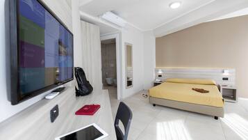 Tripla Standard | Minibar, una cassaforte in camera, una scrivania, insonorizzazione