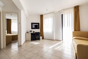 Minibar, caja de seguridad en la habitación y escritorio 