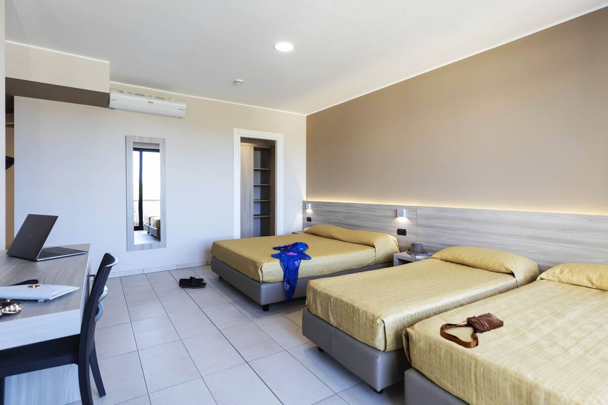 Phòng 4 Tiêu chuẩn | Minibar, két bảo mật tại phòng, bàn, phòng cách âm