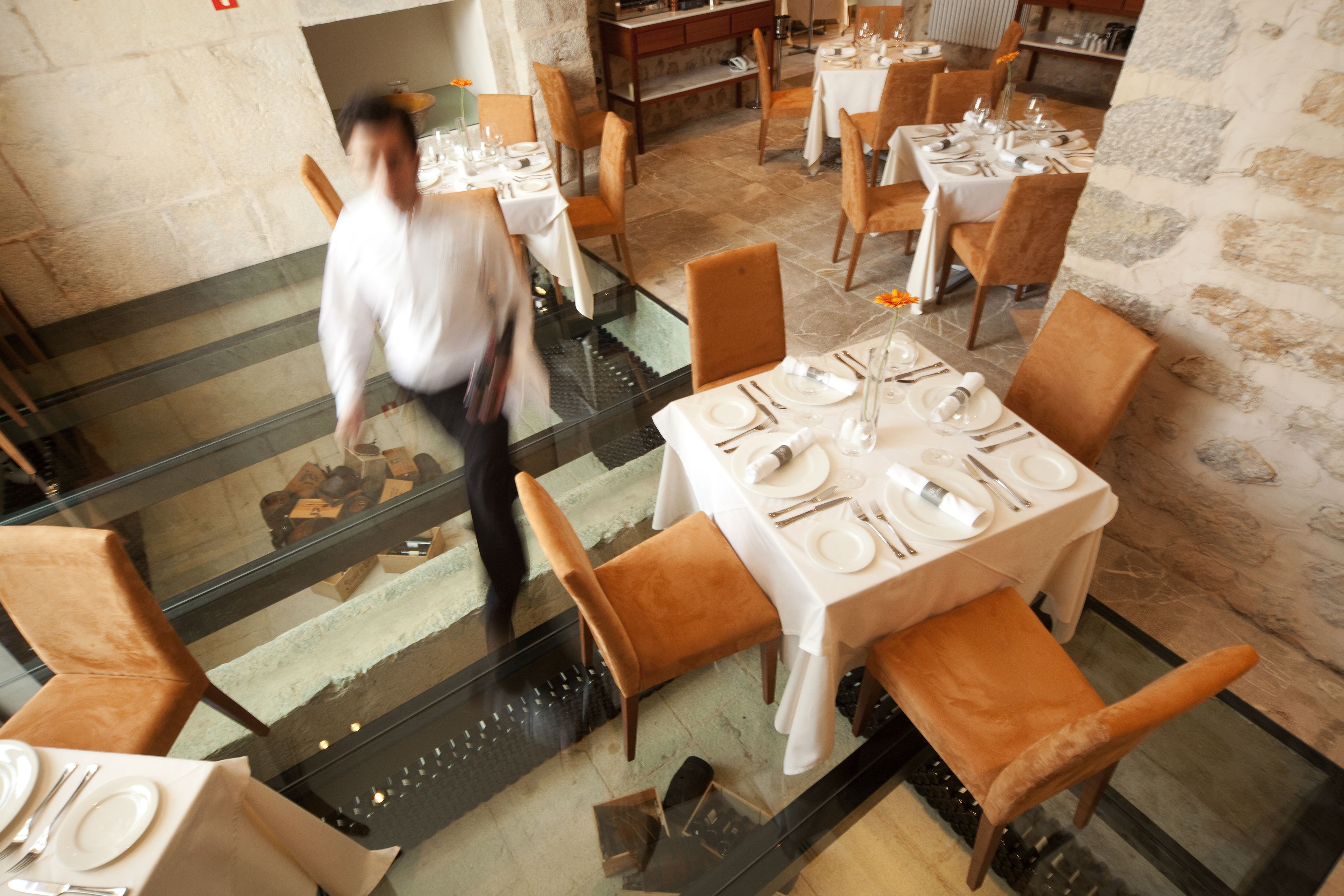 Sarapan dan makan malam dihidangkan 