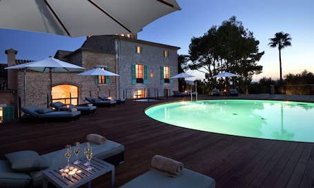 Una piscina cubierta, una piscina al aire libre de temporada, sombrillas. Sa Cabana Hotel Rural & Spa - Adults Only