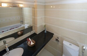 Tina, amenidades de baño de diseñador, secadora de cabello, batas