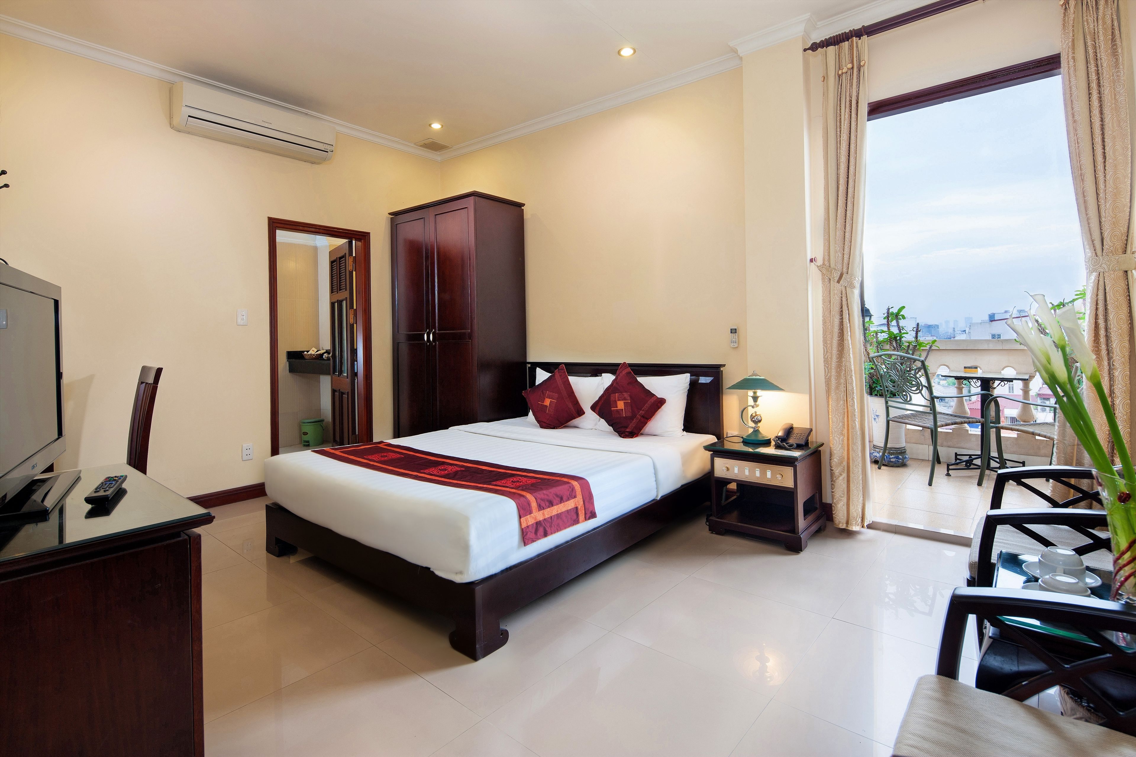 1 bedroom, memory-foam beds, minibar, in-room safe