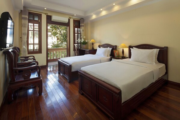 Suite junior, balcón, vista a la ciudad | Camas con efecto memoria, minibar y caja de seguridad en la habitación 