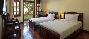 Lucky 3 Hotel & Travel 