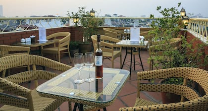 Lucky 3 Hotel & Travel