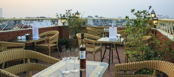 Lucky 3 Hotel & Travel