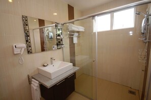 Ducha, secador de pelo, bidet, toallas