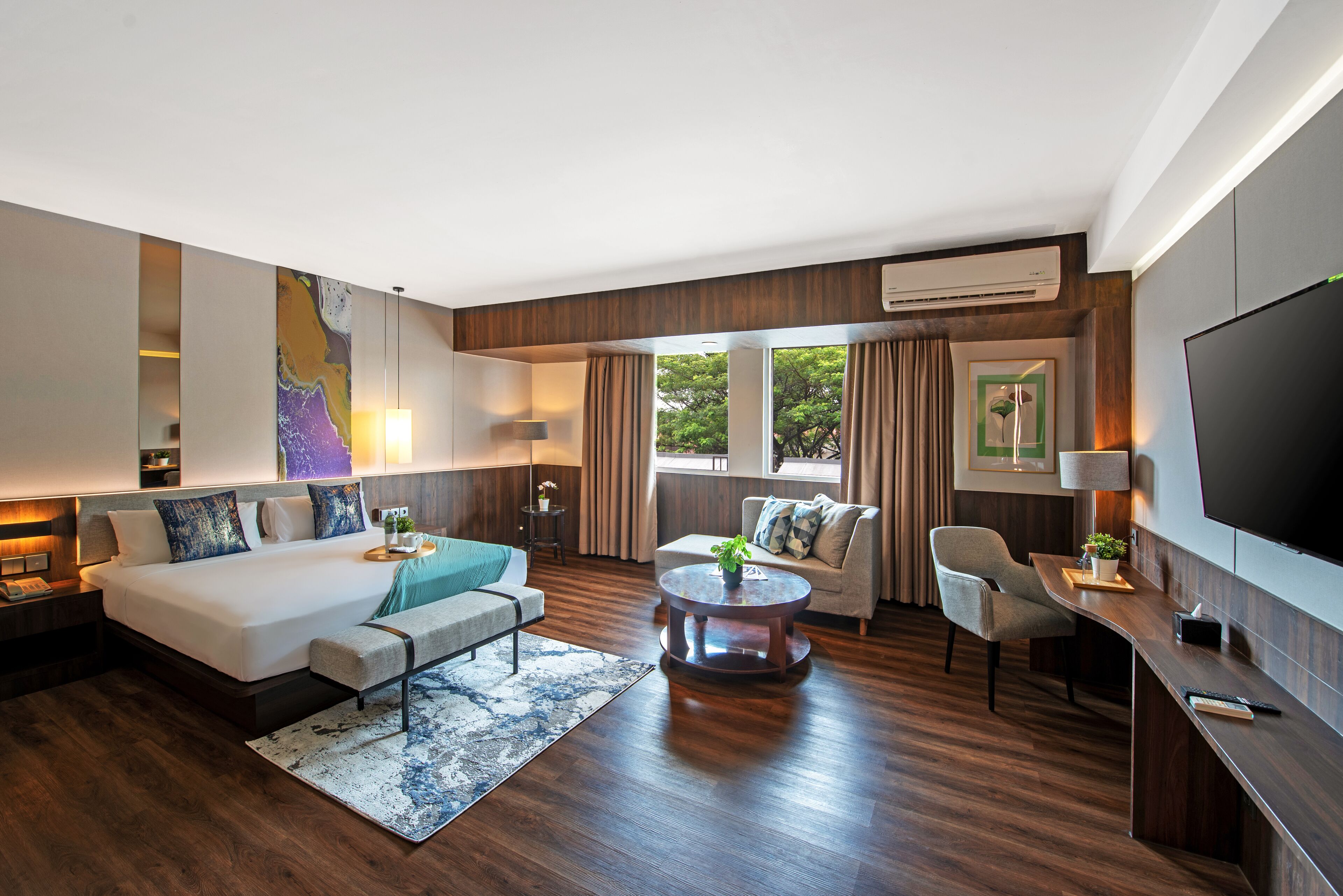 deluxe suite | 1 bedroom, in-room safe, desk, free cots/infant beds