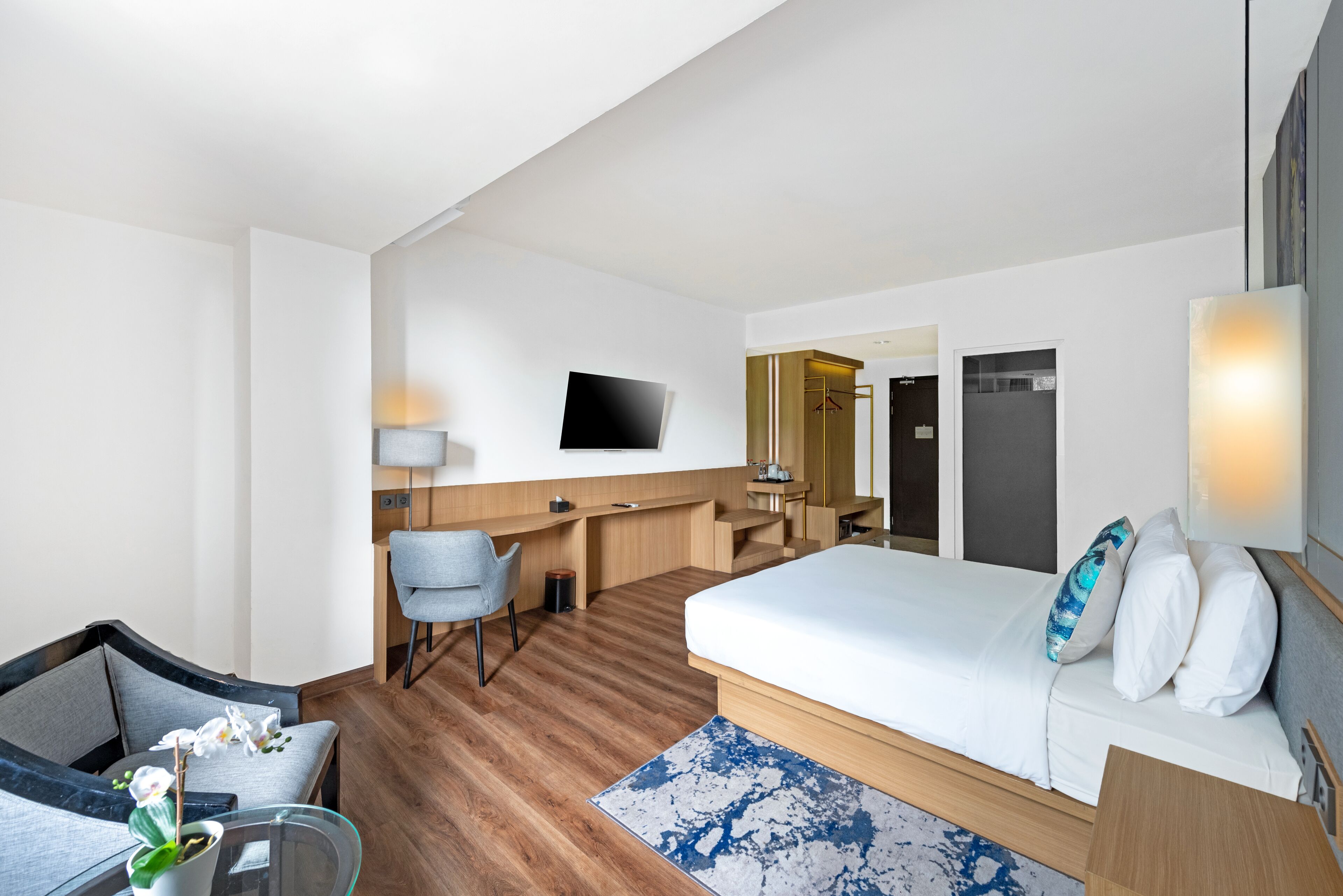 deluxe room | 1 bedroom, in-room safe, desk, free cots/infant beds